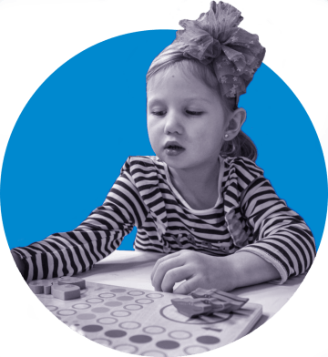 holčička hraje člověče nezlob se