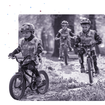 děti jedou na kole v terénu