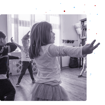 holčička cvičí tai-chi ve školce